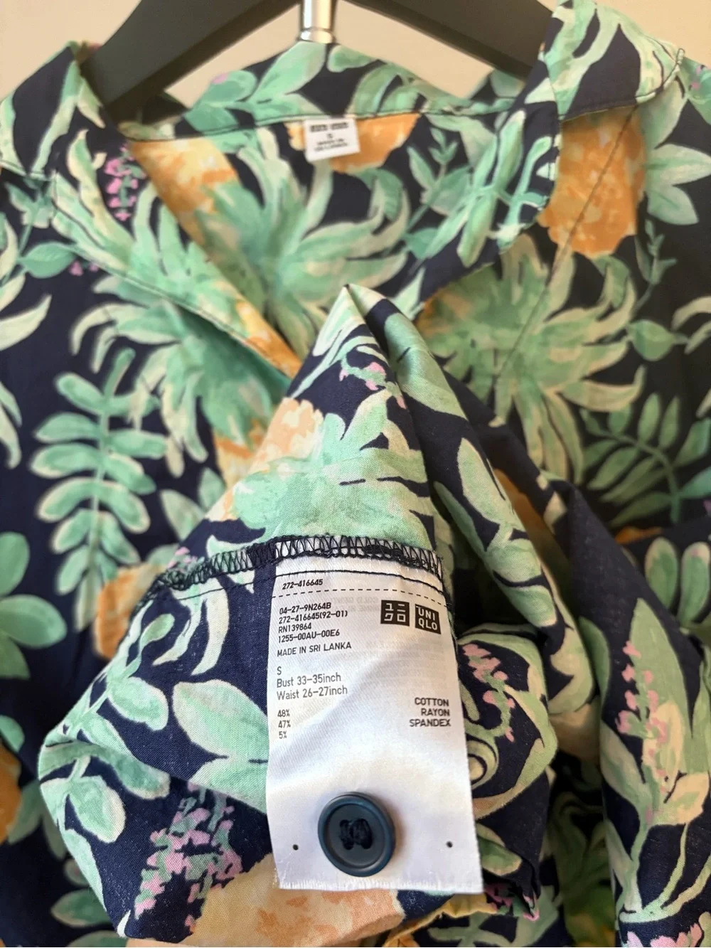 UNI QLO Navy Blue Top with Pineapple / Tropical Print Button-Down Shirt Size S - Picture 6 of 6